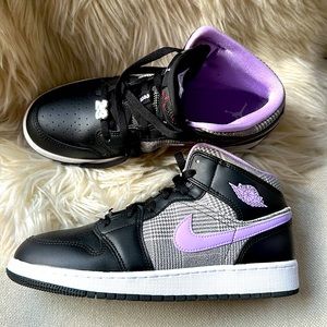 Authentic Nike Air Jordans girls size 7Y like new condition.